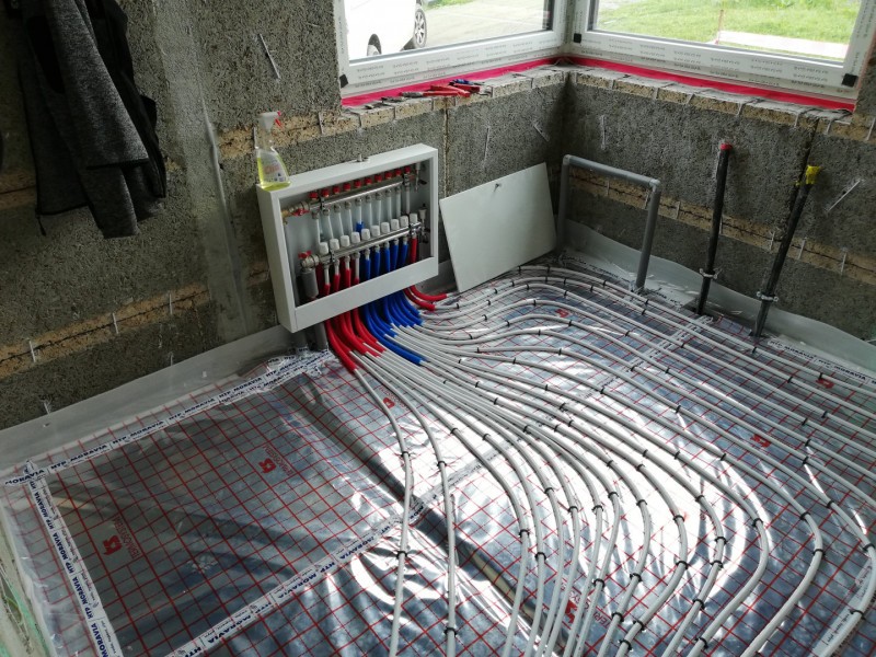 Instalace podlahového vytápění v Náramči