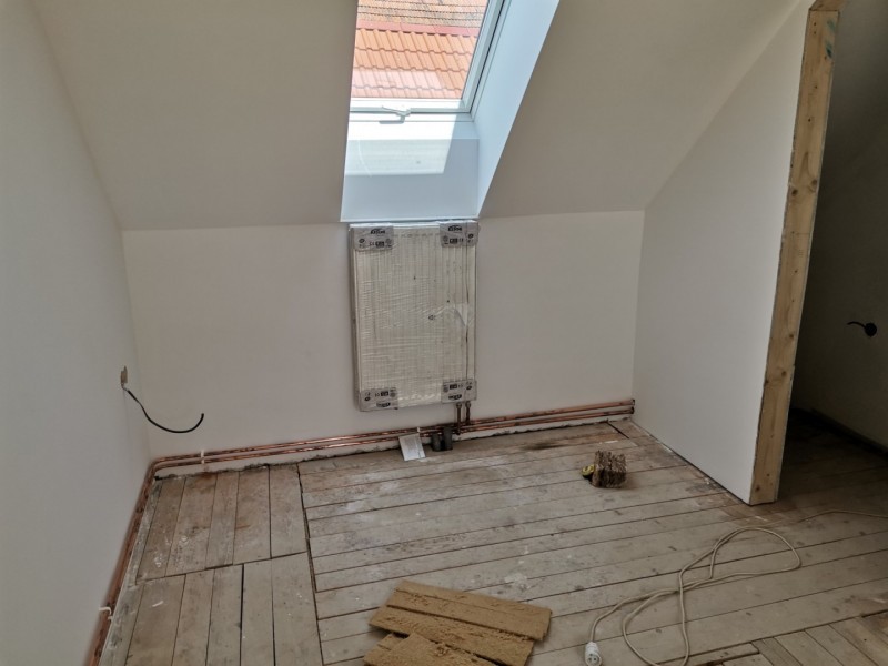 Instalace otopných těles a příprava akumulace (foto 1)